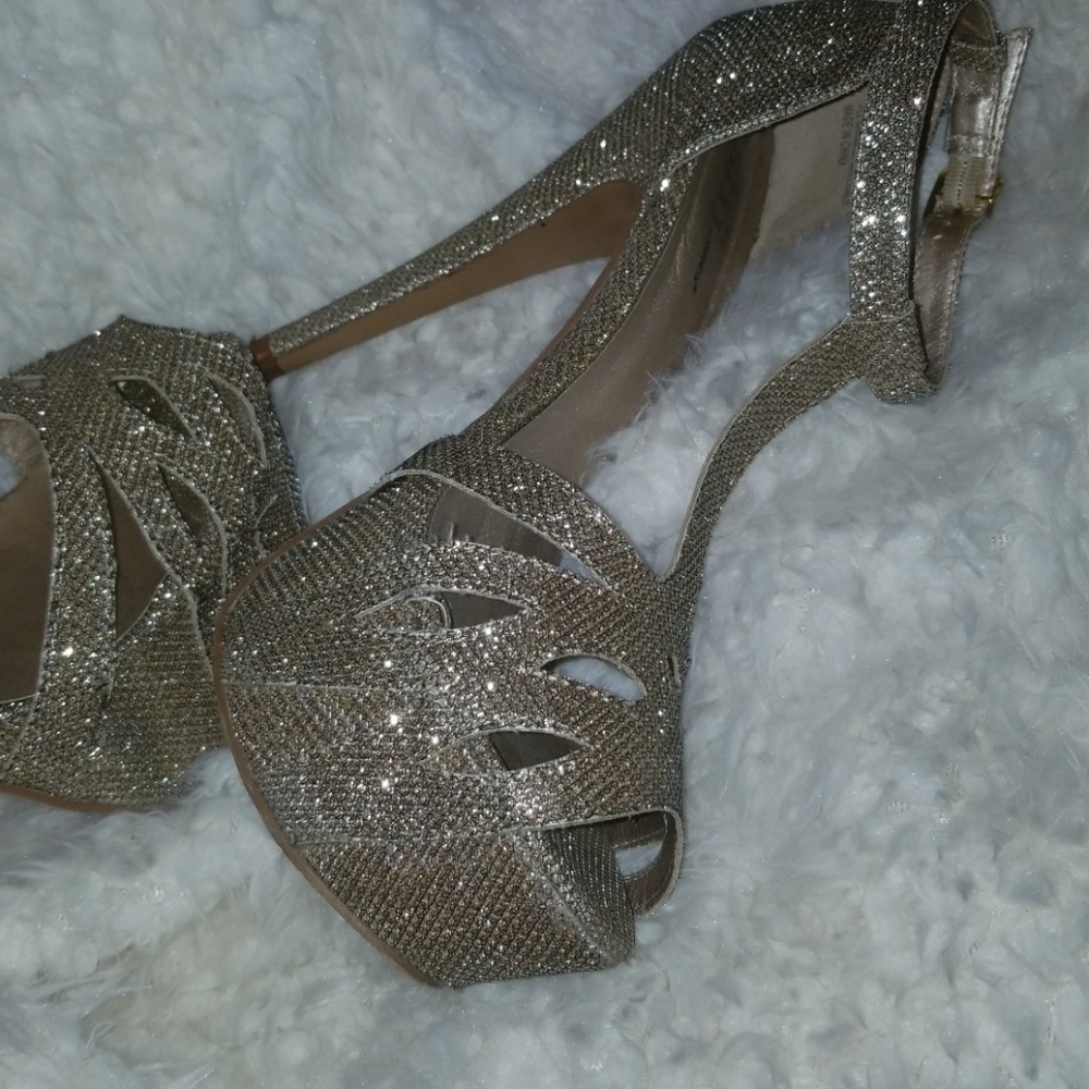 Heels - Picture 3 of 3